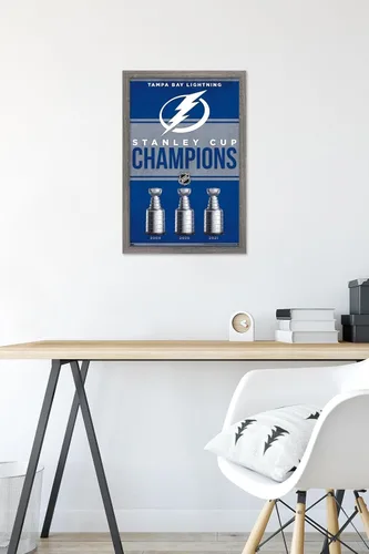 Vista 6 de Trends International NHL Tampa Bay Lightning - Póster de pared Champions 23, 22.4 pulgadas de largo x 14.7 pulgadas, versión enmarcada de madera