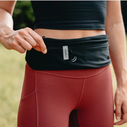 Vista 13 de Waterfly Riñonera Running Sport 3.0 Negra Unisex Licra 1L con Reflectantes y Salida Auriculares