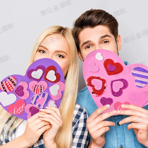 Vista 5 de El kit de 386 calcomanías de corazón de espuma de San Valentín incluye 370 calcomanías de corazón autoadhesivas con purpurina y 16 corazones