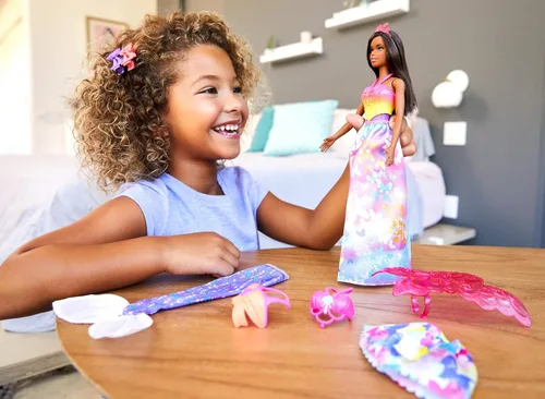 Vista 2 de Barbie Dreamtopia Dress Up Doll Set de regalo, aprox. 12 pulgadas, morena con 3 modas