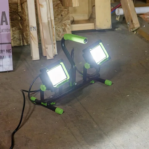 Vista 4 de PowerSmith Luz de trabajo LED de doble cabezal de 10,000 lúmenes con trípode de bloqueo abatible de metal ajustable de 60 pulgadas y cable