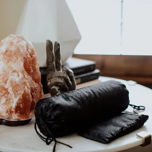 Vista 5 de Hugger Mugger Almohada de ojos de seda con relleno de linaza, relleno de linaza orgánica, relajación sin olor, peso ligero, frío en el congelador