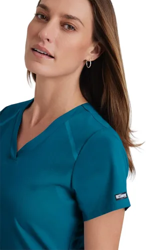 Vista 5 de Grey's Anatomy Impact Elevate Top para mujer – Camiseta médica Extreme Comfort Bahama