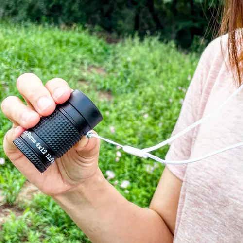 Vista 2 de Monocular de primer plano diseñado para usuarios de baja visión que tienen discapacidad visual. Monoculares de aumento de tamaño mini para visión a