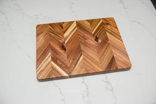 Vista 2 de Lipper International Tabla de cortar y servir rectangular en espiga de acacia con asas insertadas para cortar carnes, frutas y verduras, mediano, 12