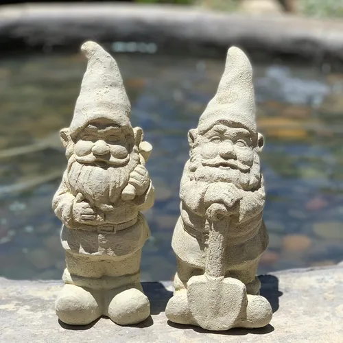 Vista 13 de Gnomo de jardín con maza: estatua de piedra sólida y duradera con textura vintage. Sellado para exteriores. Hecho a mano en Estados Unidos. Antiguo