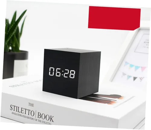 Vista 7 de Holibanna Batería LED de madera reloj de escritorio puertos de carga pequeño digital para oficina en casa
