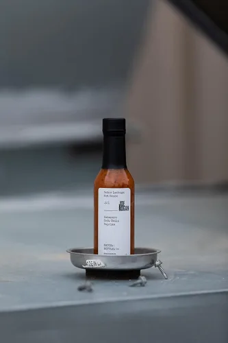 Vista 3 de Joe Rogan x Señor Lechuga Hot Sauce .121 Habanero, Urfa Chili, Pimentón
