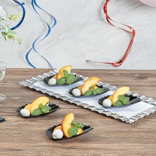 Vista 3 de Restaurantware Mini platos de plástico de 3.3 x 3.3 pulgadas, 100 platos desechables – Platos de degustación de plástico negro en forma de concha