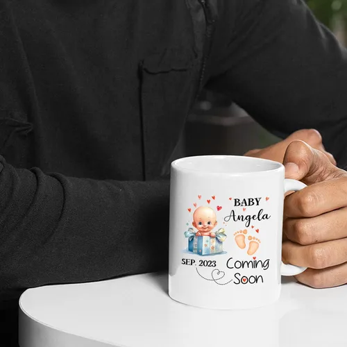 Vista 6 de Taza de café personalizada con nombre y año, taza de cerámica blanca personalizada para bebé, regalo único de taza de café con anuncio de embarazo