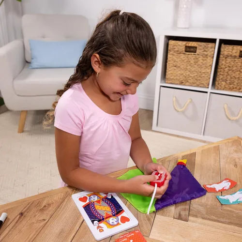 Vista 7 de Melissa & Doug ¡Magia en un instante! Juego de trucos de magia colección Abracadabra (10 piezas)
