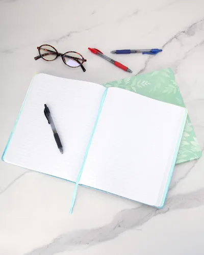 Vista 2 de WORLD TRAVELER Cuaderno de Diario Grande Rayado - Cuaderno de Tapa Dura que se Abre Plano con 2 Marcapáginas de Cinta, Diario de Escritura de Tapa