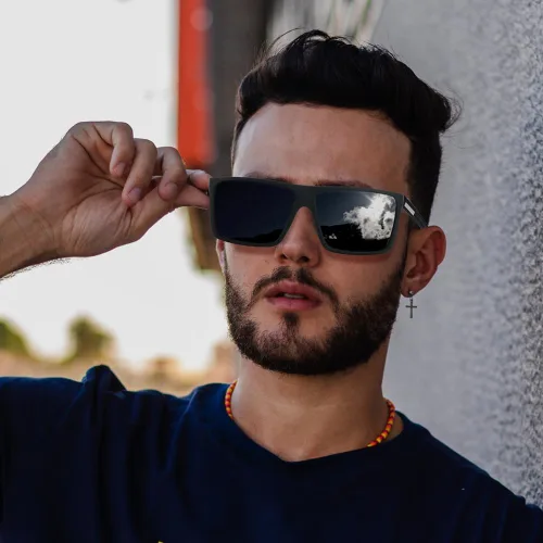 Vista 2 de Gafas de sol polarizadas cuadradas de estilo clásico de los hombres Gafas de sol ligeras de plástico protección UV para conducir