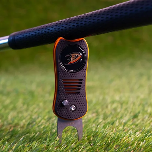 Vista 4 de Team Golf NHL Switchblade Divot Herramienta con marcador magnético de doble cara, cuenta con un diseño patentado de una sola punta, causa menos daño