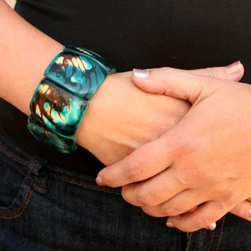 Vista 2 de Pulsera gruesa hecha de nuez de tagua orgánica, joyería de comercio justo hecha a mano para mujer
