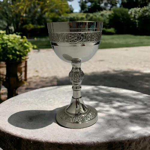 Vista 4 de Copa de cáliz vintage de latón con temática medieval Queen (acabado de níquel)