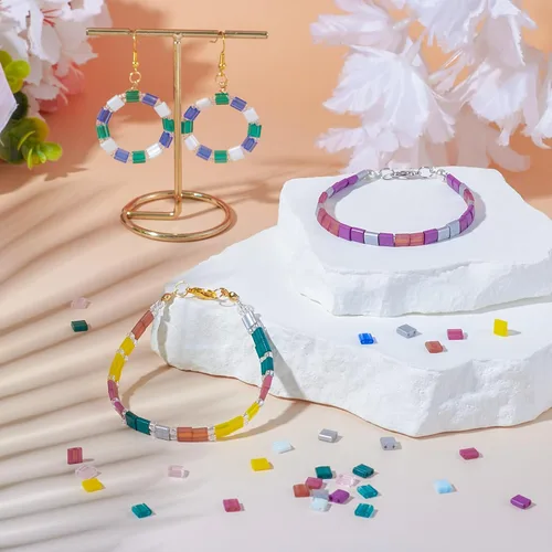 Vista 3 de Pandahall - 200 cuentas de vidrio cuadradas planas, cuentas de Tila de 2 agujeros en 10 colores para hacer pulseras, collares y aretes, joyería
