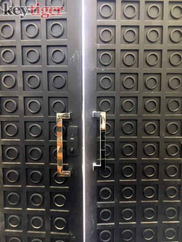 Vista 5 de Manijas de puerta de acero inoxidable modernas de 12 pulgadas espalda con espalda, acabado cromado pulido, manija de puerta externa interna