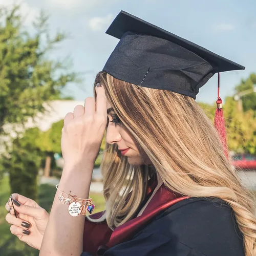 Vista 2 de Regalos de graduación para ella, 26 pulseras inspiradoras grabadas con inicial, cita que creyó que podía así que lo hizo, regalos de graduación
