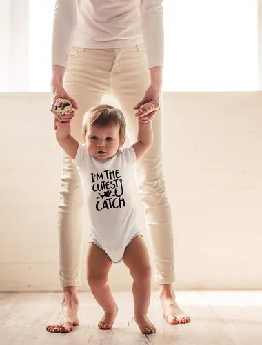 Vista 11 de CBTwear Traje de bebé con texto en inglés «I'm the Cutest Catch», adorable mameluco para niño y niña, divertido y lindo traje infantil