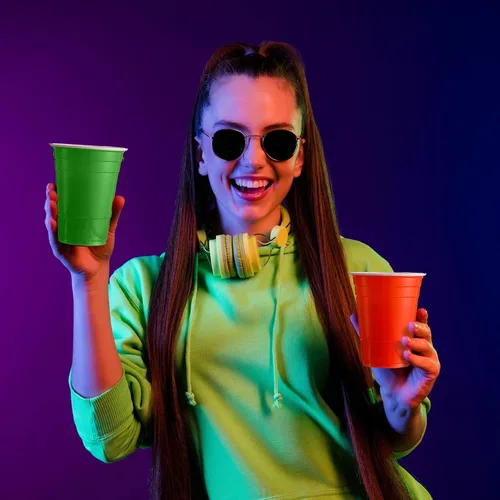 Vista 6 de Xinnun Paquete de 210 vasos de plástico de colores a granel de arco iris desechables de 16 onzas, vasos de plástico multicolor para fiesta, boda