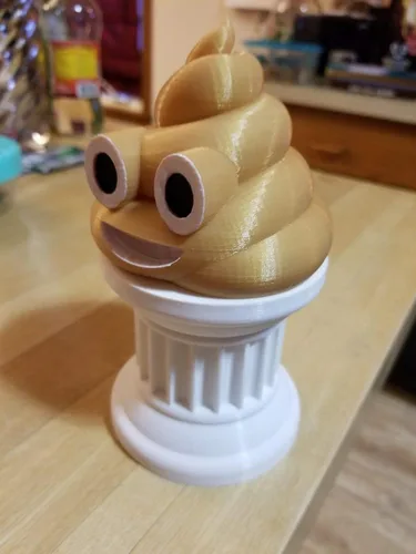 Vista 5 de Znet3D Trofeo Emoji Poop - Emoji de caca pintado a mano - Caca dorada en pilar blanco