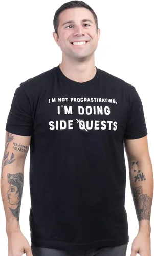 Vista 3 de Camiseta divertida con el juego de bromas con texto en inglés "I'm Not Procrastinating, I'm Doing Side Quests