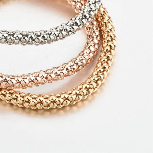 Vista 7 de SILANER Pulseras multicapa con dijes de cristal, 3 pulseras de cadena de maíz de oroplataoro rosa para mujer, pulsera elástica en forma de corazón