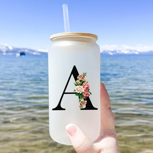 Vista 2 de Vasos de vidrio personalizados con tapas y pajitas, regalos con monograma para mujeres, vaso personalizado, bonita taza personalizada, cosas