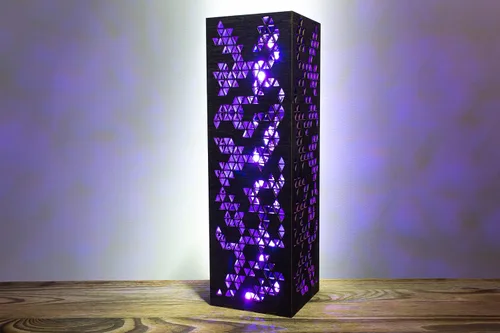 Vista 4 de Lámpara con forma de patrón triangular Lámpara de escritorio LED RGB estilo punk de ciencia ficción Lámpara de noche hecha a mano