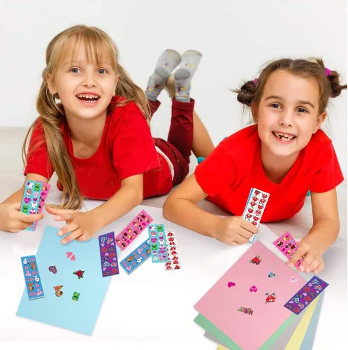 Vista 5 de ArtCreativity 1600 calcomanías de San Valentín para niños, con 100 hojas de calcomanías, calcomanías navideñas y surtido de golosinas, recuerdos