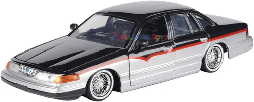 Vista 2 de Motormax 1993-97 Ford Crown Victoria Lowrider 1:24 Modelo fundido a presión Negro Metálico Get Low 79024 por All Star Toys