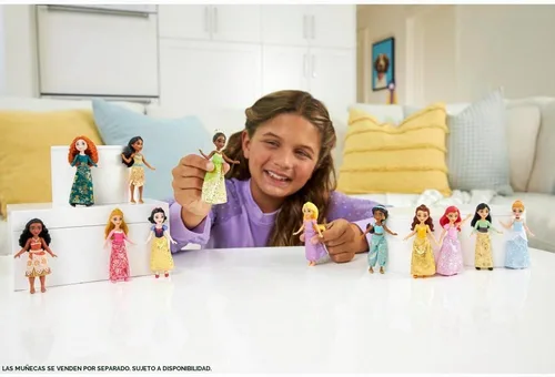 Vista 2 de Mattel Disney Princesses, muñeca Belle articulada de 3.5 in, 3 años y +, HLW78