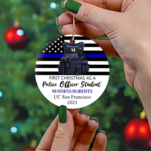 Vista 5 de Adorno de estudiante de primera Navidad como oficial de policía, adorno de Navidad personalizado para estudiantes de primer año, adorno de Navidad
