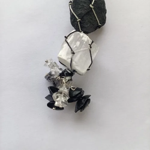 Vista 5 de Adorno colgante hecho a mano con selenita de cristal y turmalina negra con borlas de piedras de chip, decoración de Fengshui para sanación de reiki