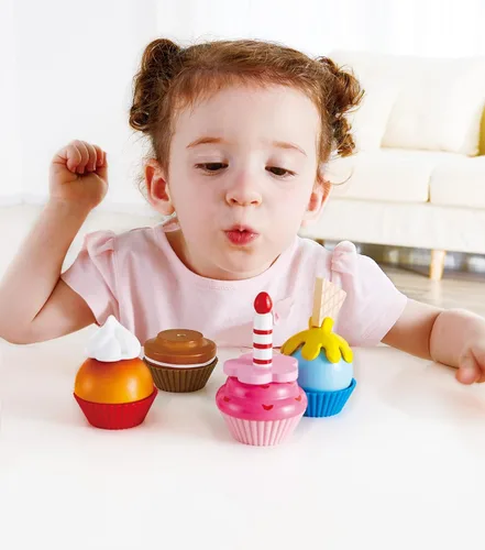 Vista 8 de Hape Cupcakes Magdalenas de madera coloridas, juguete de cocina para niños