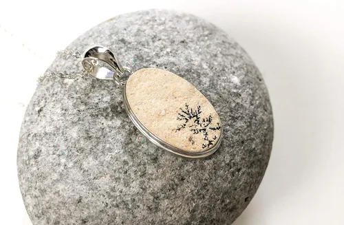 Vista 2 de Dendritic Agate pendant, Leaf jasper pendant, Scenic yellow dendritic agate, Oval rough stone pendant, Desert storm pendant, Natural stone