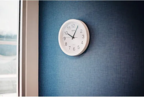 Vista 2 de Global Industrial Reloj de pared de 12", plástico, blanco