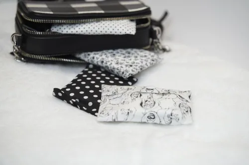 Vista 3 de Kit de cuidado femenino para mujer y niña, diseño lindo y discreto