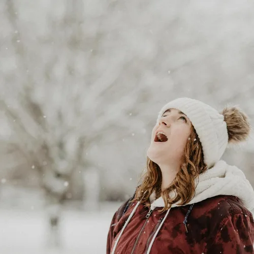 Vista 4 de ZOORON Gorro de invierno para mujer, de punto grueso, de piel sintética, pompón, gorro holgado