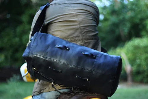 Vista 21 de Bolsa de lona para motocicleta de cuero genuino de grano completo resistente de inspiración militar Alforja Bolsa de fin de semana Con correas