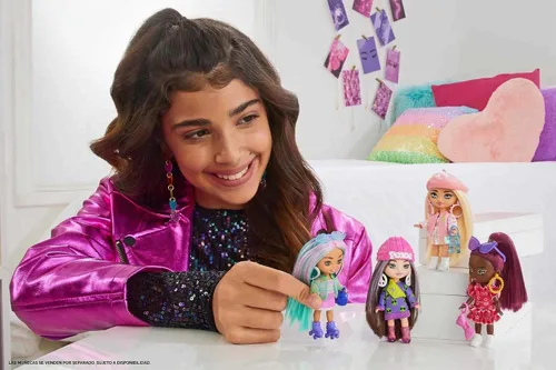 Vista 2 de Muñeca Barbie Extra Mini Minis con cabello burdeos, vestido rojo de volantes, gafas de sol y accesorios y soporte, 3.25 pulgadas