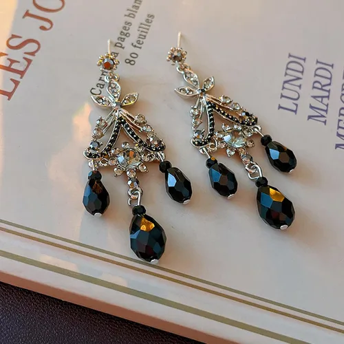 Vista 4 de Aretes colgantes negros vintage bohemios para mujer, aretes colgantes negros de moda, aretes barrocos bohemios, aretes de araña de lágrima y borla