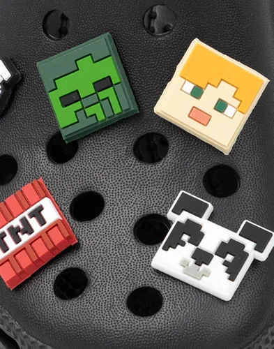 Vista 5 de Minecraft Zuecos clásicos para niños Deslizadores negros ventilados con correa de apoyo Juego Creeper TNT Weapons Charms Sliders