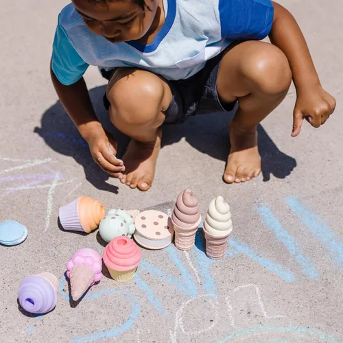 Vista 3 de Melissa & Doug Juego de tiza para helados y pasteles para niños, tiza de banqueta para niños de 3 años en adelante