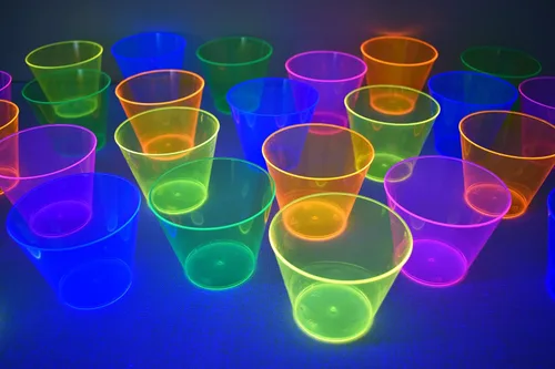 Vista 2 de DIRECTGLOW LLC Copas de fiesta de 25 quilates reactivas a la luz negra de 9 onzas con 5 globos de luz negra (multicolor)