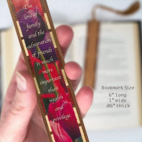 Vista 2 de Charles Kuralt - Marcapáginas de madera colorido con texto en inglés "Love of Family and Friends", fabricado en Estados Unidos