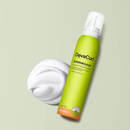 Vista 2 de DevaCurl SuperMousse® Volumizador con infusión de aceite de coco, Superfruits, 5 fl. oz. -4.97 oz