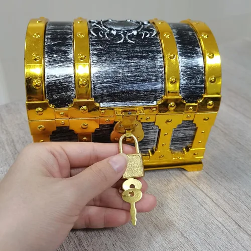 Vista 5 de Cofre del tesoro pirata para niños, caja de almacenamiento de plástico con borde dorado con cerradura y llave para juegos de caza para niños, fiesta