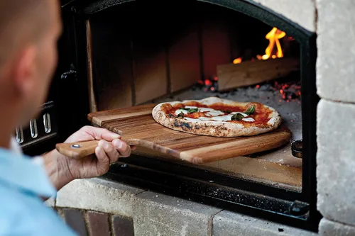 Vista 2 de Tabla Gourmet de madera de acacia de piel para pizza, Pala para pizza